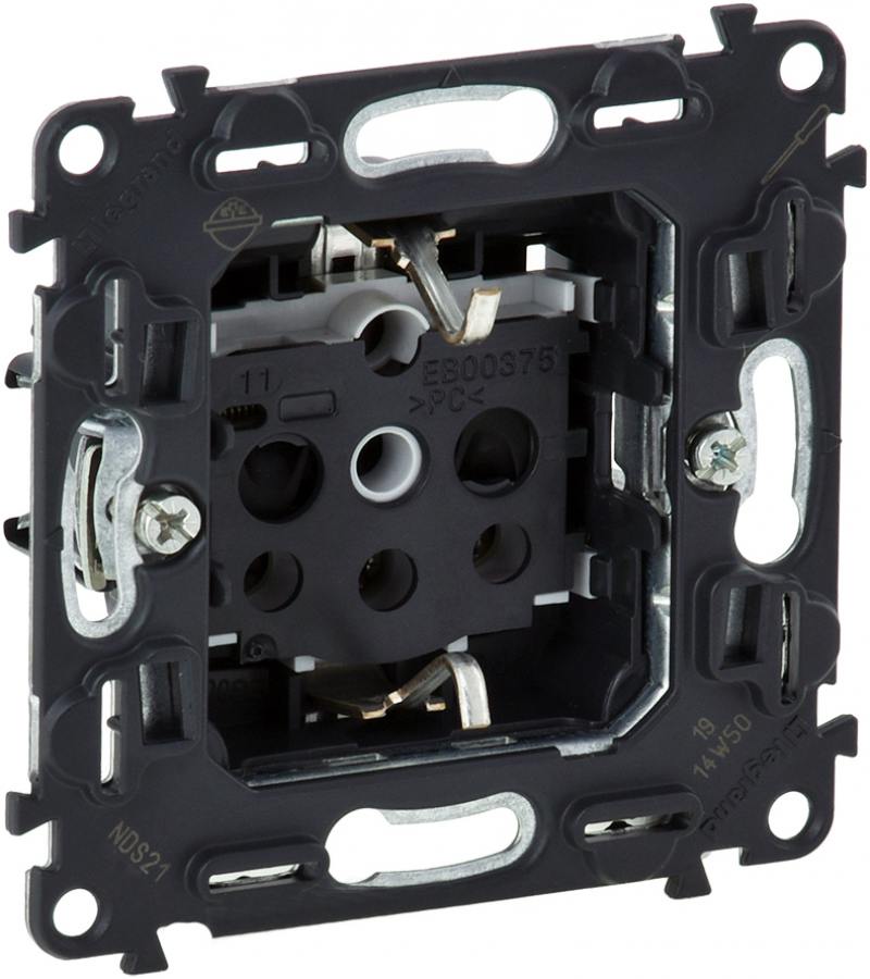 

Розетка Legrand In'Matic 2К+З с защитными шторками 753029